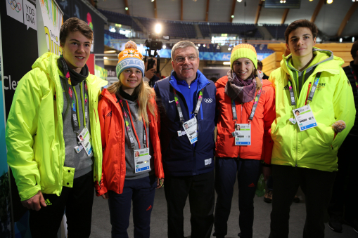 Olympische Jugend-Winterspiele 2016: Skilanglauf-Team mit IOC-Präsident Thomas Bach